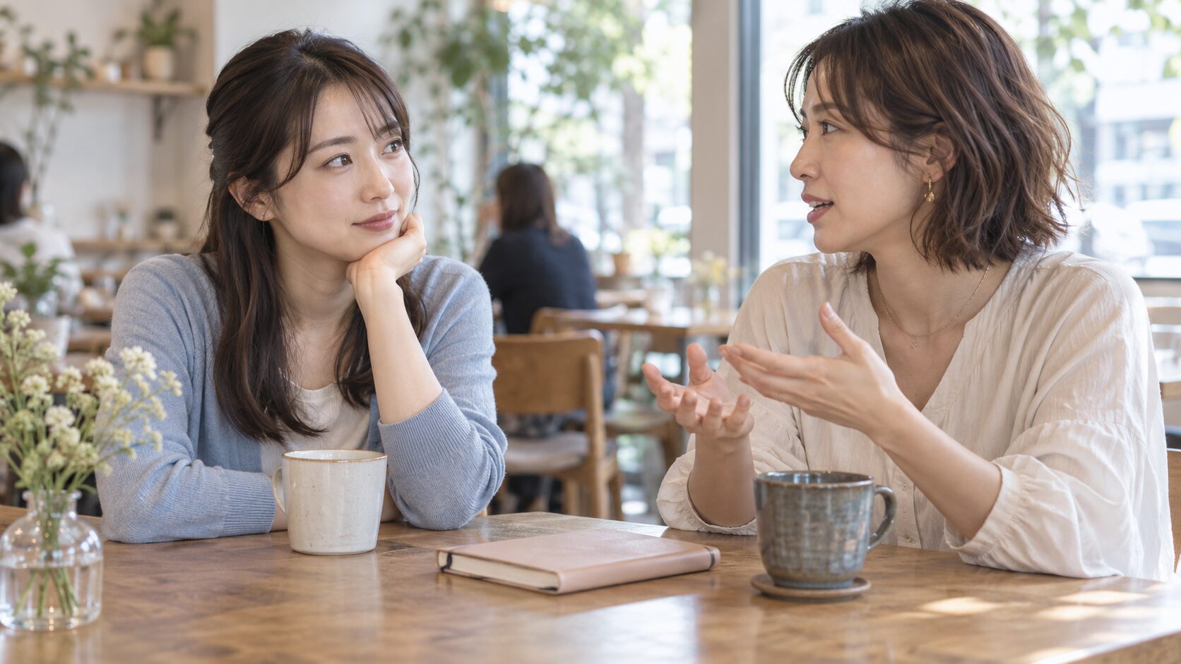 カフェで落ち着いて話す成人の女性たち