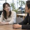 職場の休憩中に明るく話す女性