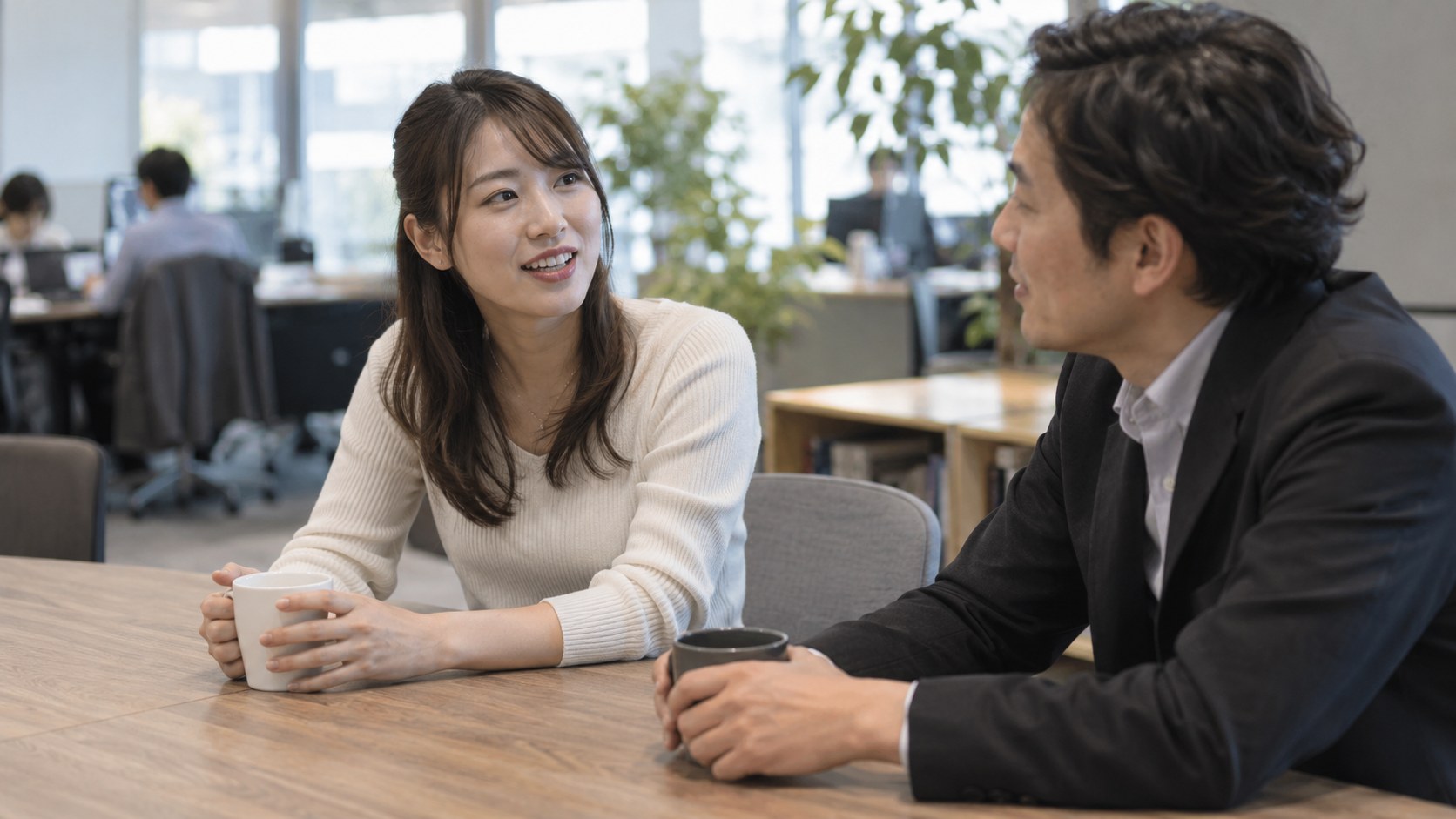 職場の休憩中に明るく話す女性